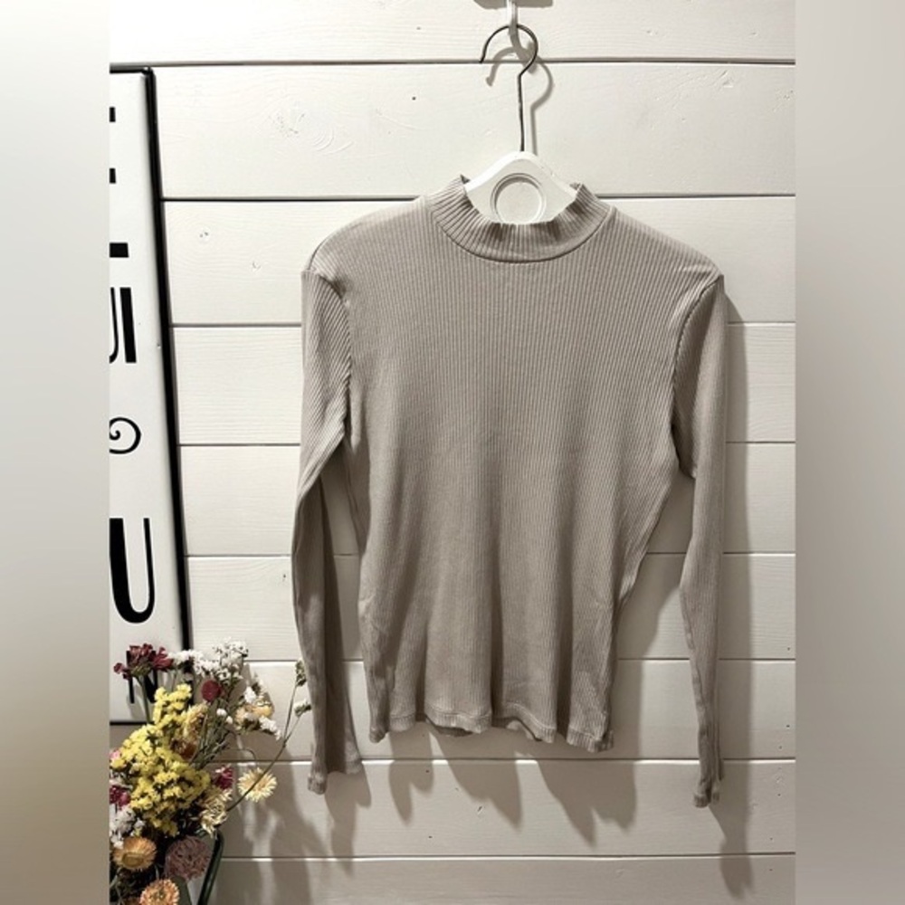 UNIQLO greige color high neck sweater size M